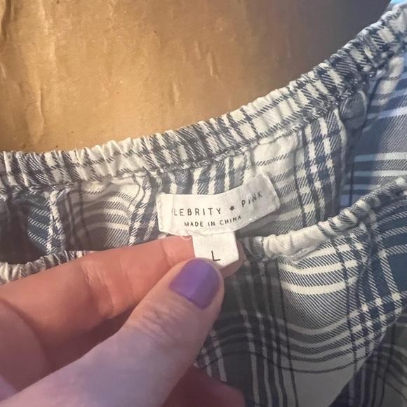 Celebrity Pink off shoulder with embroidered flower - Picture 3 of 9